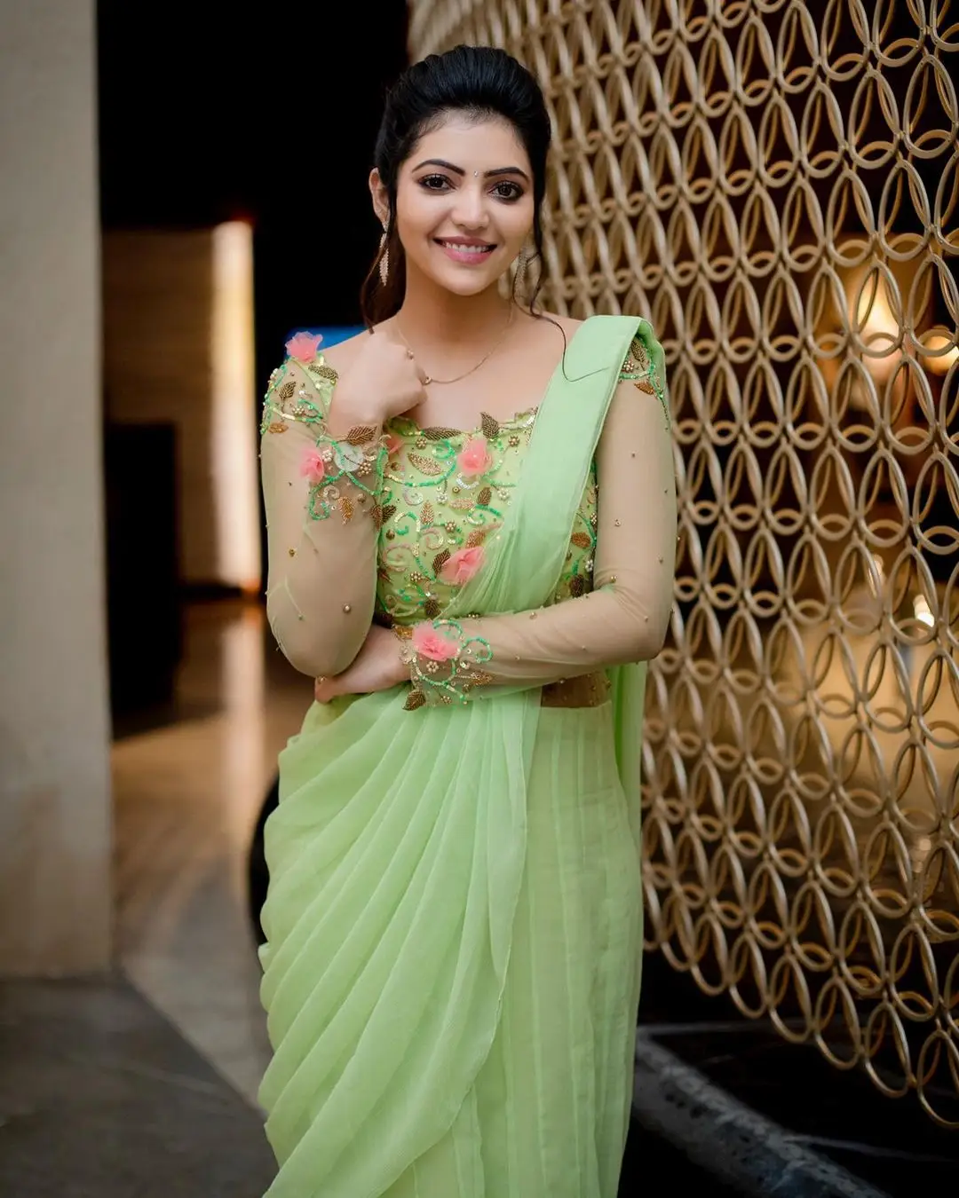 tamil actress athulya ravi in traditional green saree blouse